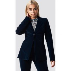 NA-KD Party Dopasowana marynarka z aksamitu - Navy. Niebieskie marynarki i żakiety damskie marki NA-KD Party, z elastanu. Za 242,95 zł.