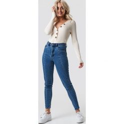 NA-KD Jeansy rurki z wysokim stanem - Blue. Niebieskie jeansy damskie z wysokim stanem marki NA-KD, z jeansu. Za 161,95 zł.
