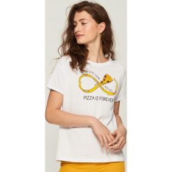 T-shirt Pizza is forever - Biały. Białe t-shirty damskie Sinsay, l. W wyprzedaży za 9,99 zł.
