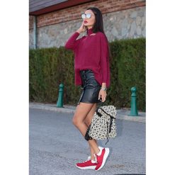 Sweter SIMEONA BORDO. Czerwone bluzy damskie Sweter SIMEONA BORDO, uniwersalny, bez wzorów, bez rękawów, bez kaptura. W wyprzedaży za 49,00 zł.