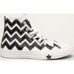 Converse - Trampki. Białe trampki i tenisówki damskie Converse, bez wzorów, z gumy, na sznurówki. W wyprzedaży za 299,90 zł.