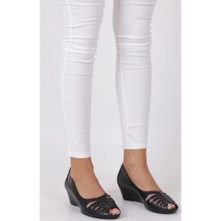 Czarne półbuty skórzane peep toe ażurowe na koturnie z odkrytymi palcami Maciejka 04019-01/00-1. Czarne półbuty damskie Maciejka, bez wzorów, z otwartym noskiem, bez obcasa, na koturnie, bez zapięcia. Za 238,99 zł.