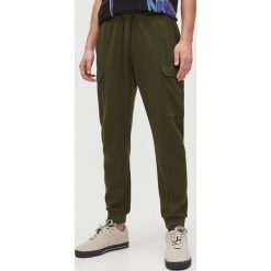 Joggery cargo basic - Khaki. Brązowe spodnie męskie Cropp, s, bez wzorów. Za 119,99 zł.
