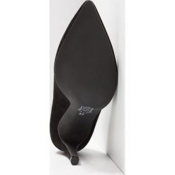 Brenda Zaro DIAN Szpilki black. Czarne czółenka damskie Brenda Zaro, bez wzorów, ze skóry, klasyczne, bez obcasa, na szpilce, bez zapięcia. Za 459,00 zł.