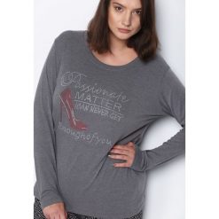 Szara Bluzka Passionate Matter. Szare bluzki damskie marki Born2be, xl, z aplikacjami, z okrągłym kołnierzem, z długim rękawem. Za 39,99 zł.