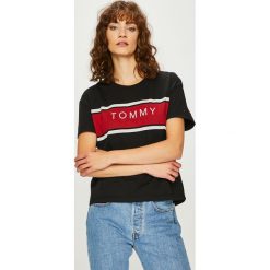 Tommy Jeans - Top. Czarne bluzki damskie marki Tommy Jeans, s, z nadrukiem, z bawełny, z okrągłym kołnierzem, z krótkim rękawem. Za 179,90 zł.
