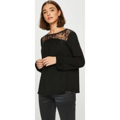 Vero Moda - Bluzka Viona. Czarne bluzki asymetryczne Vero Moda, l, z dzianiny, casualowe, z okrągłym kołnierzem. W wyprzedaży za 99,90 zł.