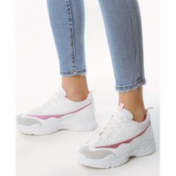 Koralowe Sneakersy Look Outside. Białe buty sportowe damskie Born2be, z aplikacjami, sportowe. Za 89,99 zł.