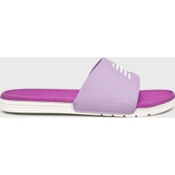 New Balance - Klapki. Fioletowe klapki damskie New Balance, bez wzorów, ze skóry, bez obcasa, na obcasie. W wyprzedaży za 89,90 zł.