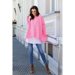 Modny sweter ponczo LS240 jasnoróżowy. Różowe poncza damskie Tagless, na zimę, uniwersalny. Za 149,90 zł.