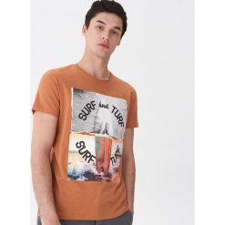 T-shirt z fotonadrukiem - Brązowy. Pomarańczowe t-shirty męskie House, s, bez wzorów, bez kołnierzyka. Za 39,99 zł.