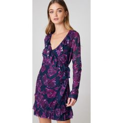 Sukienki: NA-KD Siateczkowa sukienka z falbanką – Purple,Multicolor,Navy