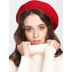 Czerwony Beret Parisian Chic. Czerwone berety damskie Born2be, bez wzorów. Za 59,99 zł.