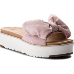 Klapki UGG - W Joan 1019868 W/Slpn. Różowe klapki damskie Ugg, bez wzorów, ze skóry, bez obcasa. W wyprzedaży za 389,00 zł.
