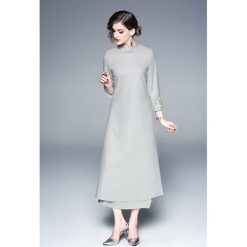 Sukienka w kolorze zielonym. Zielone sukienki damskie Zeraco, bez wzorów, z wełny, ze stójką, bez rękawów, midi. W wyprzedaży za 372,95 zł.
