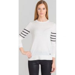 SWETER ARMANI EXCHANGE. Białe swetry damskie Armani Exchange, xs, w paski, bez rękawów, bez kaptura. Za 158,95 zł.
