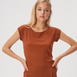 Bawełniana koszulka basic - Brązowy. Pomarańczowe koszulki damskie Sinsay, s, bez wzorów, z bawełny, bez kołnierzyka, bez rękawów. Za 9,99 zł.