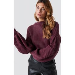 NA-KD Sweter z dzianiny z bufiastym rękawem - Purple. Fioletowe swetry oversize damskie marki NA-KD, z dzianiny. Za 121,95 zł.