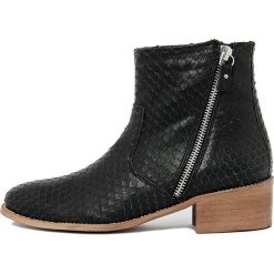 Skórzane botki w kolorze czarnym. Czarne botki damskie Bluetag, Gusto, ze skóry, bez obcasa, bez zapięcia. W wyprzedaży za 329,95 zł.
