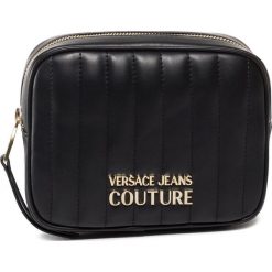 Saszetka nerka VERSACE JEANS COUTURE - E1VVBBQ8 71418 899. Czarne nerki damskie Versace Jeans Couture, bez wzorów, z jeansu, młodzieżowe, bez dodatków. W wyprzedaży za 359,00 zł.