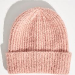 Czapka typu beanie - Różowy. Czerwone czapki zimowe damskie Sinsay. Za 19,99 zł.