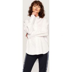 Biala koszula oversize - Biały. Białe koszule damskie Reserved, bez wzorów, bez kołnierzyka, bez rękawów. Za 69,99 zł.