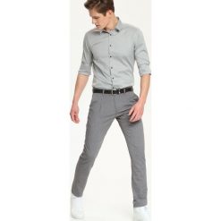 Koszula długi rękaw męska slim fit. Szare koszule męskie m, z tkaniny, eleganckie. W wyprzedaży za 59,99 zł.