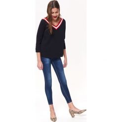 BLUZA DAMSKA Z DEKOLTEM W SEREK. Czarne bluzy damskie z nadrukiem marki Top Secret, na lato, z dzianiny. Za 99,99 zł.