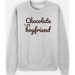 Bluza "Chocolate is my Boyfriend" w kolorze jasnoszarym. Szare bluzy damskie Wooop, l, z nadrukiem, bez rękawów, bez kaptura. W wyprzedaży za 87,95 zł.