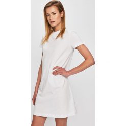 Calvin Klein Jeans - Sukienka. Białe sukienki damskie Calvin Klein Jeans, na co dzień, s, bez wzorów, z bawełny, casualowe, z okrągłym kołnierzem, z krótkim rękawem, krótkie, mini, proste. W wyprzedaży za 239,90 zł.
