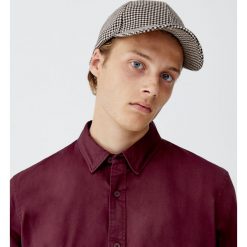Koszula oxford z długim rękawem. Czerwone koszule męskie Pull&Bear, m, bez wzorów, bez kołnierzyka, z długim rękawem. Za 69,90 zł.