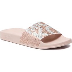 Klapki MICHAEL MICHAEL KORS - Gilmore Slide 40T8GMFA1D Soft Pink. Różowe klapki damskie MICHAEL Michael Kors, bez wzorów, z tworzywa sztucznego, bez obcasa. Za 339,00 zł.