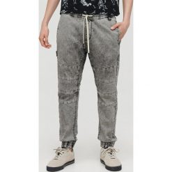 Jeansowe joggery - Jasny szary. Szare spodnie męskie Cropp, m, bez wzorów, z jeansu. W wyprzedaży za 82,99 zł.