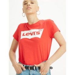 Levi's Koszulka Czerwony. Czerwone koszulki damskie Levi's®, s, z nadrukiem, z bawełny, bez kołnierzyka, z krótkim rękawem. Za 137,95 zł.