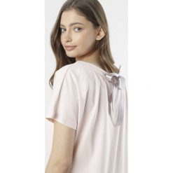 Jasnoróżowy T-shirt Pireino. Różowe bluzki damskie Born2be, xl, bez wzorów, z dzianiny, z okrągłym kołnierzem. Za 54,99 zł.