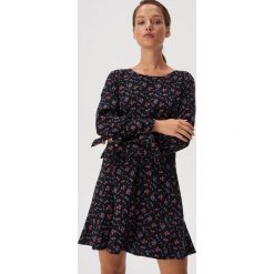 Czarna sukienka w kwiaty - Wielobarwny. Czarne sukienki damskie Sinsay, s, w kwiaty, bez kołnierzyka, bez rękawów. Za 59,99 zł.