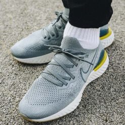 Buty Nike Epic React Flyknit 2 M Szare. Szare buty sportowe męskie Nike, z materiału, bez zapięcia, do biegania. Za 447,99 zł.