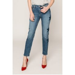 Tommy Jeans - Jeansy Izzy. Niebieskie rurki damskie Tommy Jeans, z elastanu, z podwyższonym stanem. Za 599,90 zł.