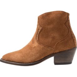 AllSaints MELANIE Botki kowbojki i motocyklowe cognac brown. Brązowe botki damskie marki AllSaints, ze skóry, bez obcasa, bez zapięcia. Za 1049,00 zł.