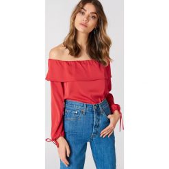 Bluzki damskie: Andrea Hedenstedt x NA-KD Bluzka z odkrytymi ramionami – Red