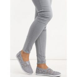 Szare Tenisówki Darshan. Szare trampki i tenisówki damskie marki Born2be, w koronkowe wzory, z materiału, bez zapięcia. Za 49,99 zł.