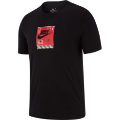 Koszulka Nike NSW Footwear Pack (BQ0072-010). Czarne koszulki męskie Nike, m, bez wzorów, z bawełny, bez kołnierzyka, bez rękawów. Za 119,99 zł.
