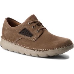 Półbuty CLARKS - Unnature Plain 261320307 Olive Nubuck. Pomarańczowe półbuty męskie Clarks, na co dzień, bez wzorów, ze skóry, eleganckie, bez zapięcia. W wyprzedaży za 279,00 zł.