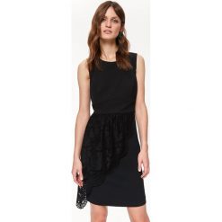 ELEGANCKA SUKIENKA Z KORONKĄ. Czarne sukienki damskie koktajlowe marki Top Secret, na lato, w koronkowe wzory, z koronki, z dekoltem na plecach, bez rękawów, dopasowane. W wyprzedaży za 59,99 zł.