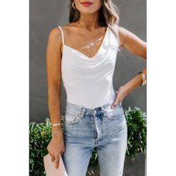 Top AMORIA WHITE. Białe bluzki damskie IVET, bez wzorów, bez kołnierzyka. W wyprzedaży za 39,00 zł.