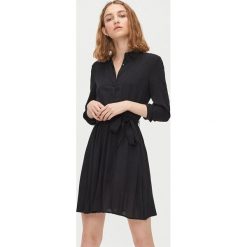 Sukienka koszulowa - Czarny. Czarne sukienki damskie Cropp, s, bez wzorów, z koszulowym kołnierzykiem, bez rękawów, koszulowe. Za 79,99 zł.