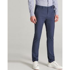 Spodnie chino slim fit - Granatowy. Niebieskie spodnie męskie Reserved, m, bez wzorów. W wyprzedaży za 89,99 zł.