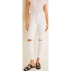 Mango - Jeansy Isa. Białe jeansy damskie Mango, z aplikacjami, z elastanu. Za 129,90 zł.