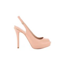 Sandały Guess FL6HRLLEA07. Brązowe sandały damskie Guess, z aplikacjami, bez obcasa, bez zapięcia. Za 453,01 zł.