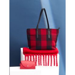 TORBA TYPU SHOPPER W KRATĘ. Czerwone torby damskie na zakupy Top Secret, bez wzorów, duże, bez dodatków. W wyprzedaży za 54,99 zł.